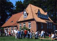 Unser Freizeitenheim, Auenansicht mit Freizeitgruppe